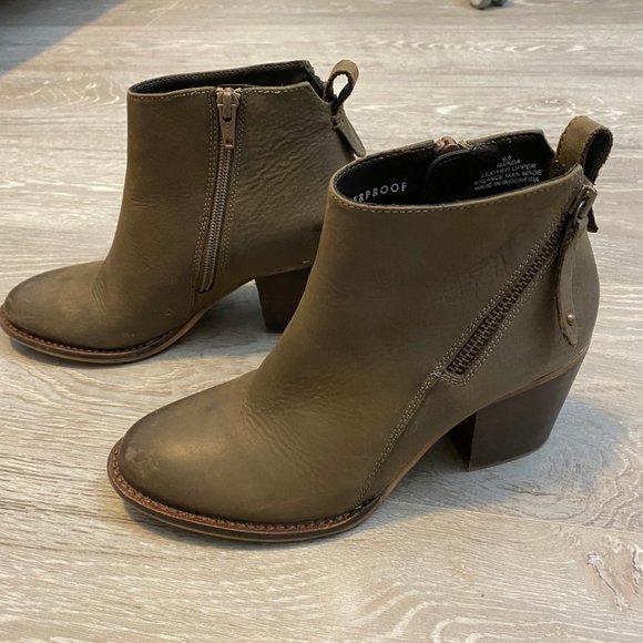 LIKE NEW Blondo waterproof ankle booties - Picture 6 of 12